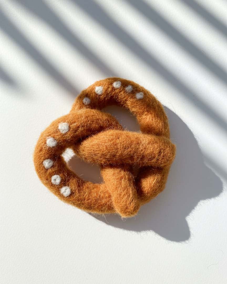 Pretzel Wool Magnet - Woobbi
